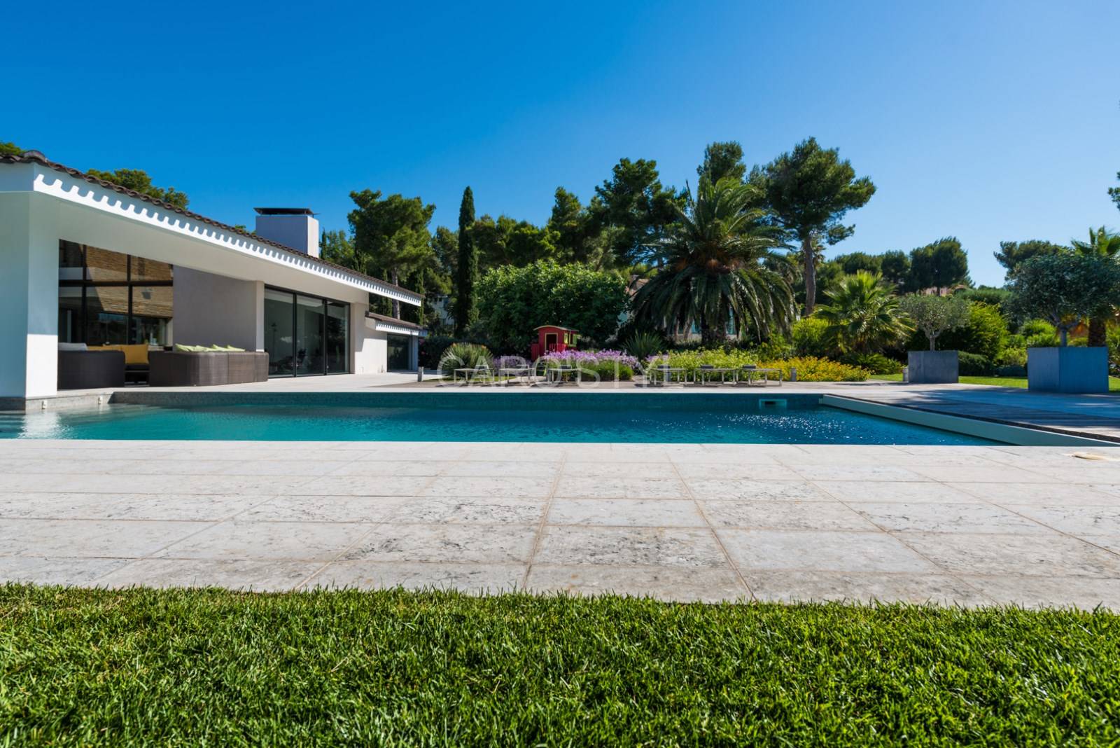 Concevoir une terrasse en carrelage en pierre grise, style contemporain, à Saint-Cyr-Sur-Mer 83 Var
