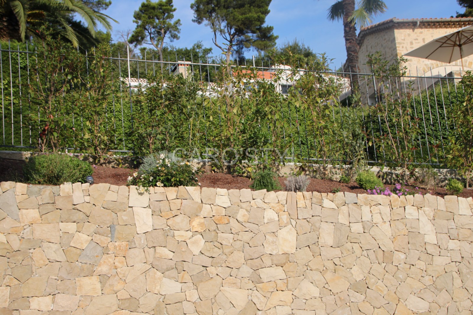 Conception d'un mur en pierre sèche grise, vers Saint-Raphaël 83700 Var