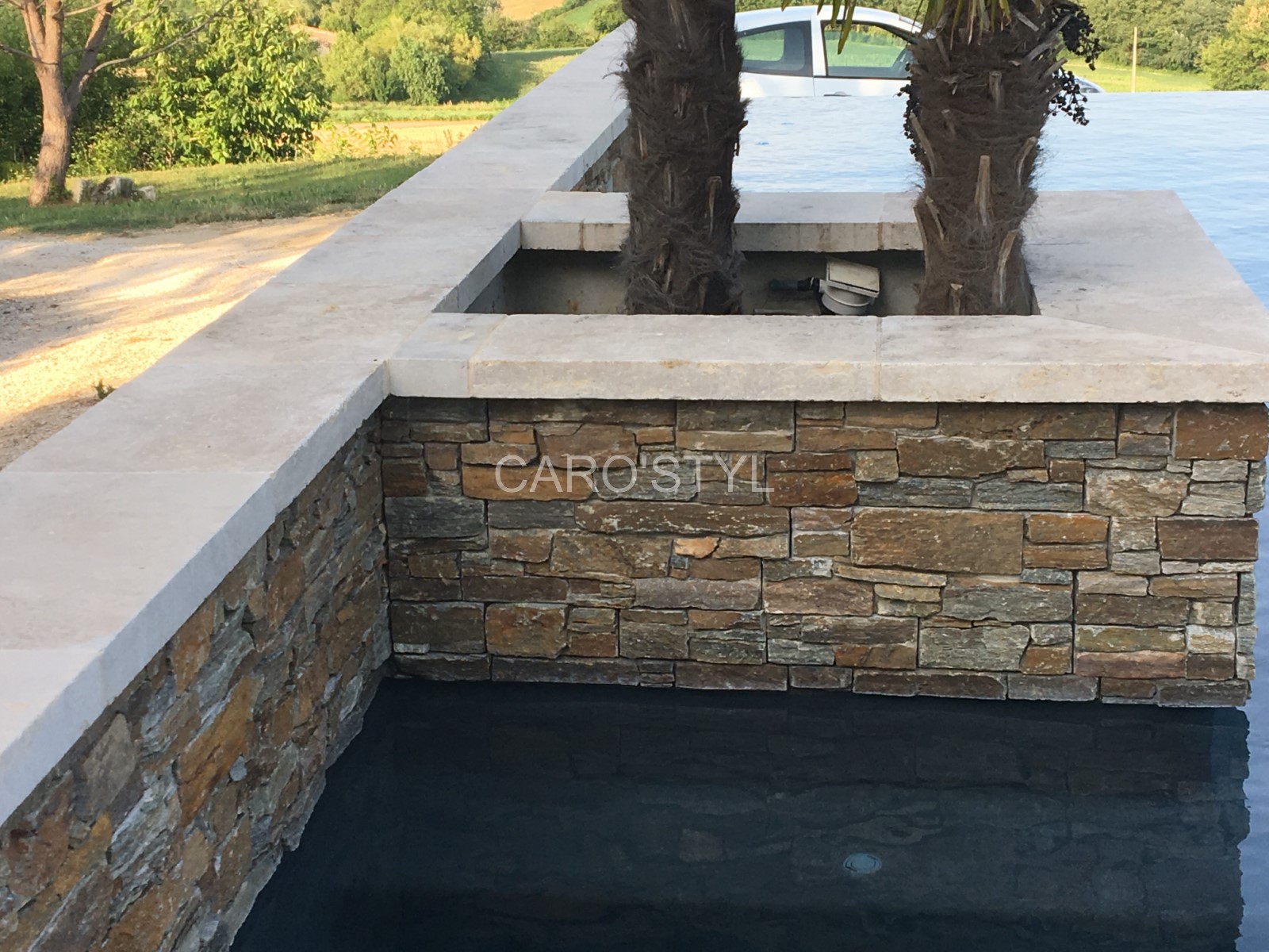 mur de piscine en pierre naturelle mediterranée, proche saint tropez,var