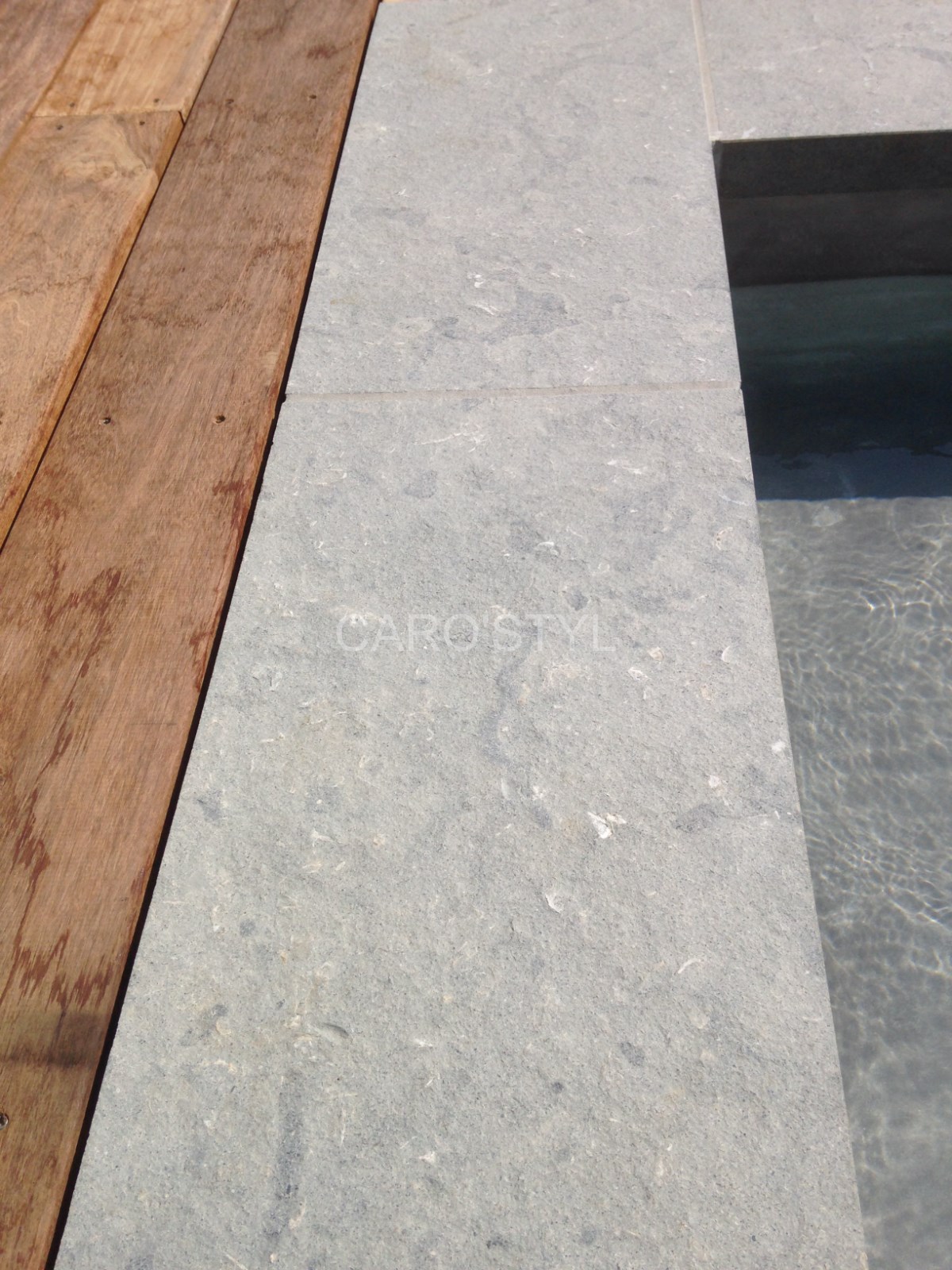 Margelle de piscine en pierre de barcelone grise à Grimaud 83 Var