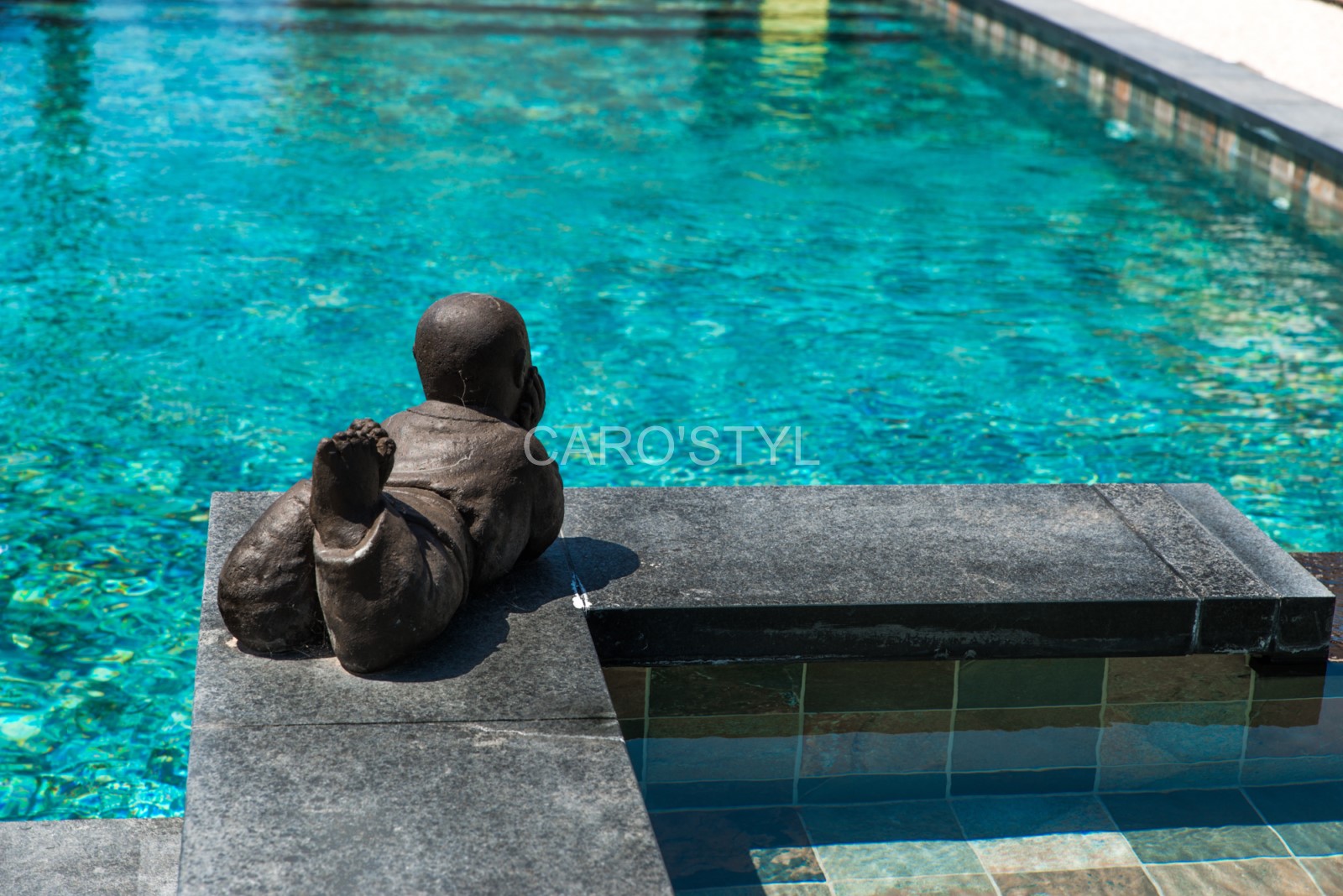 piscine mauricienne verte, en carrelage, proche nimes