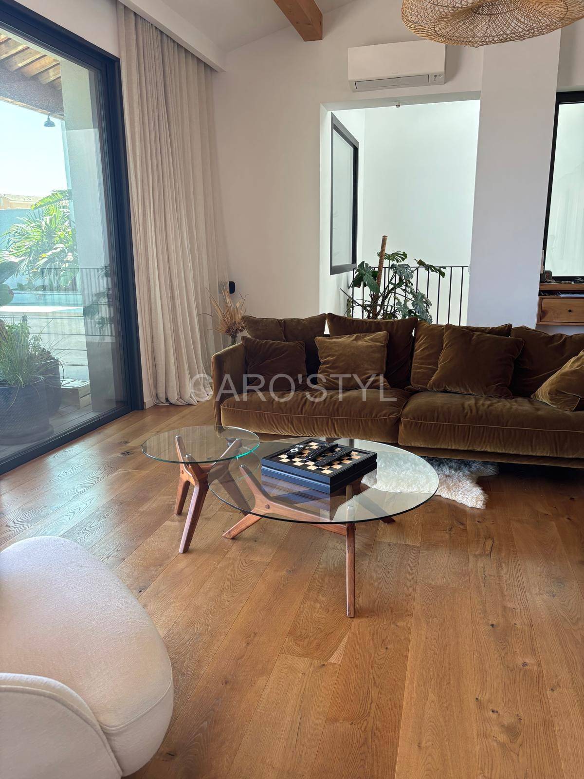 Séjour moderne à Toulon avec parquet Cottage en chêne naturel et grandes lames chaleureuses.