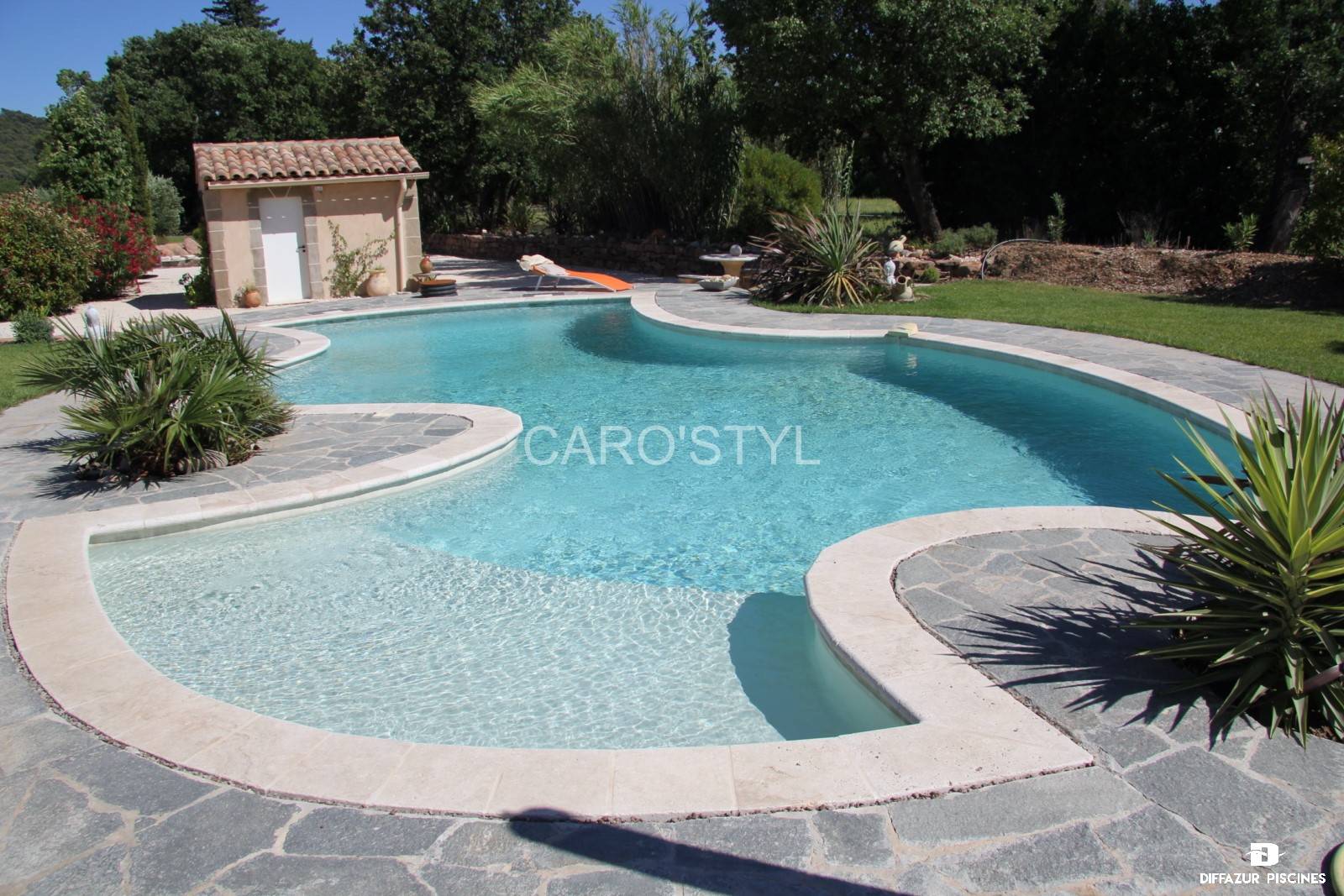 Margelle de piscine en travertin beige la Garde 83130 Var