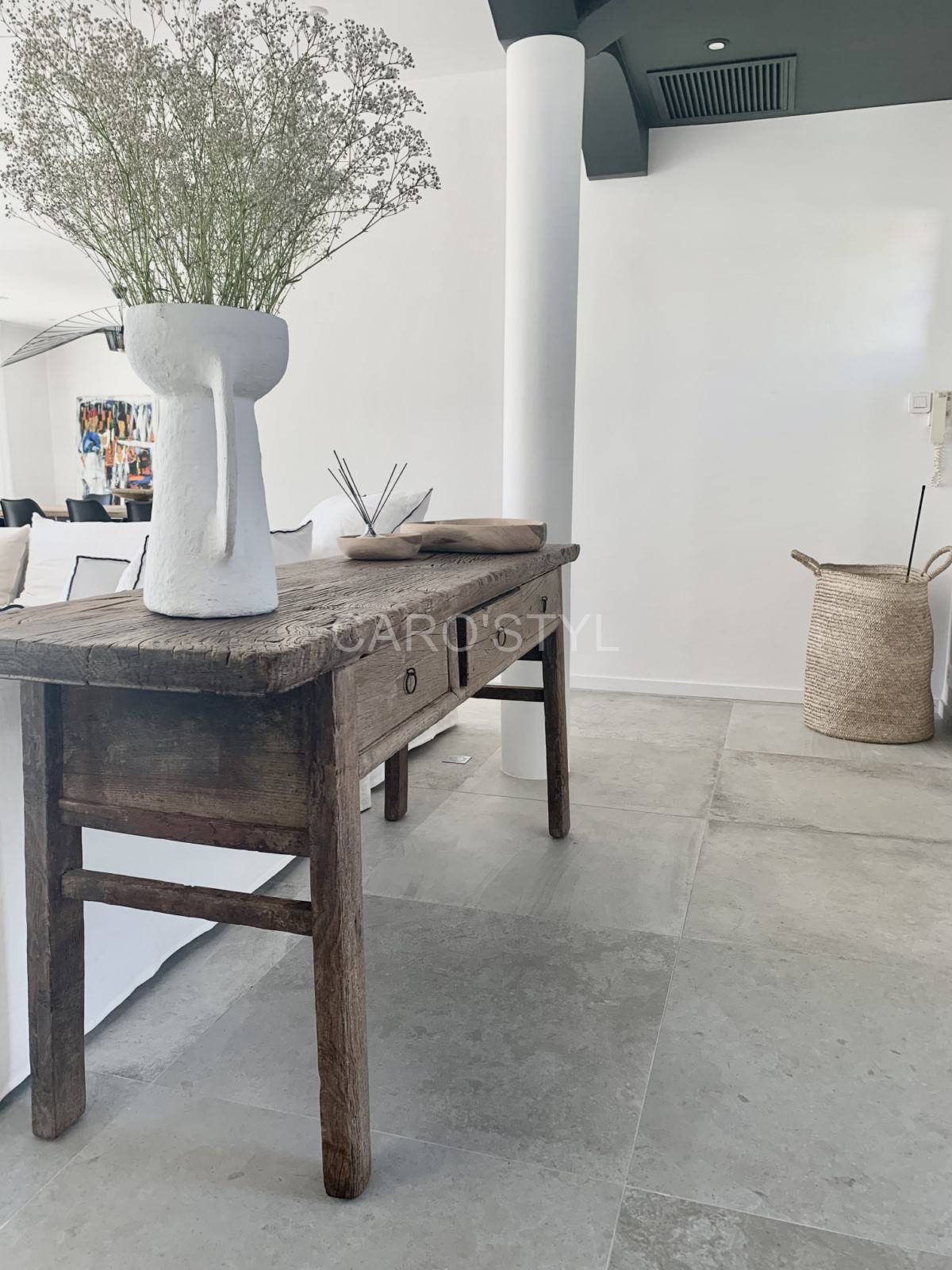 Sol intérieur gris pour maison contemporaine dans le Var