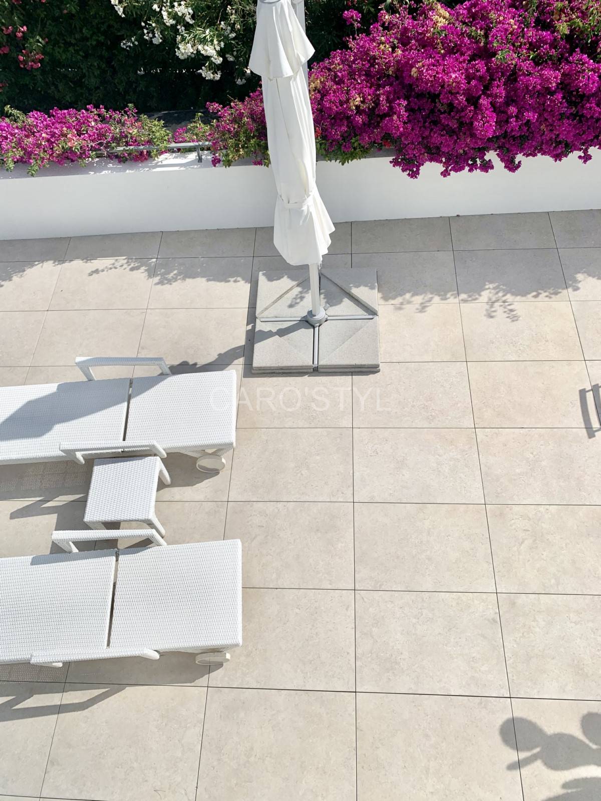 Carrelage en grès cérame grise pose sur plot pierre de Jérusalem