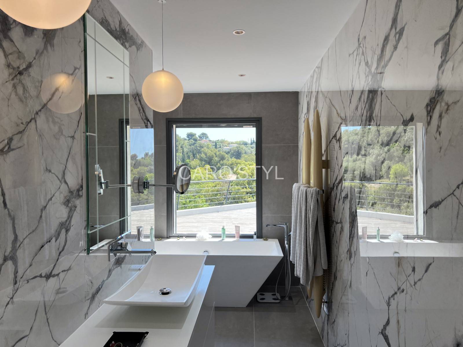 Faïence Invisible White pour une salle de bain prestigieuse à Bandol