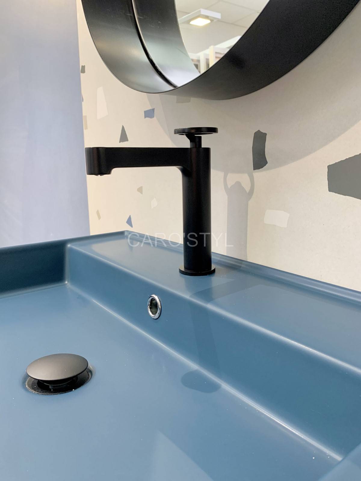 Vasque bleu mate scarabeo avec carrelage italgranity Nuances