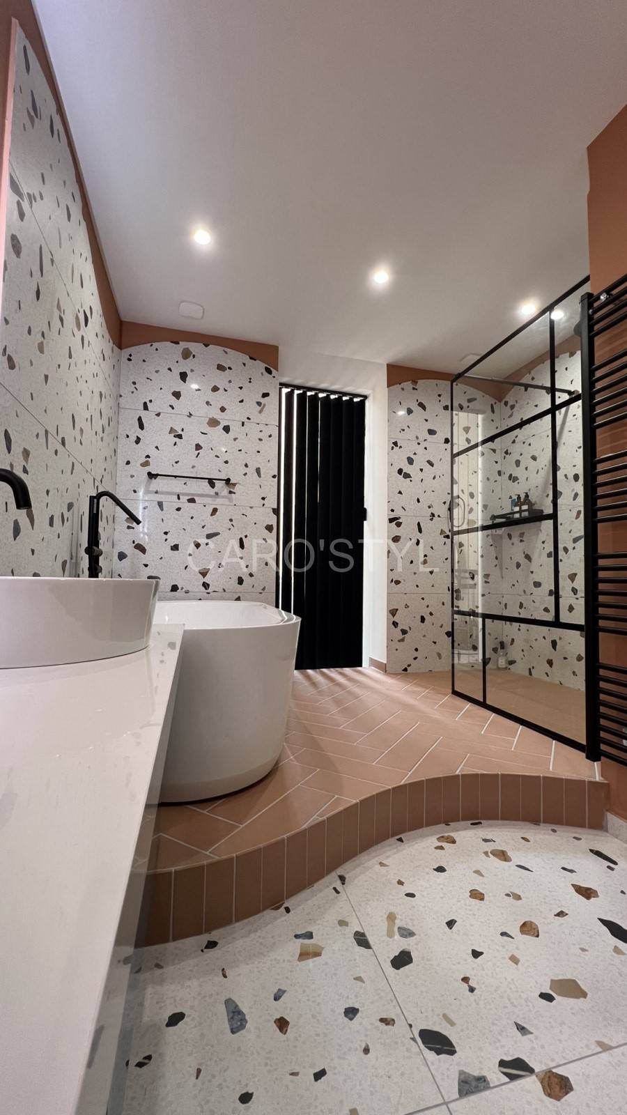 Pradet, salle de bain carrelage baignoire et douche