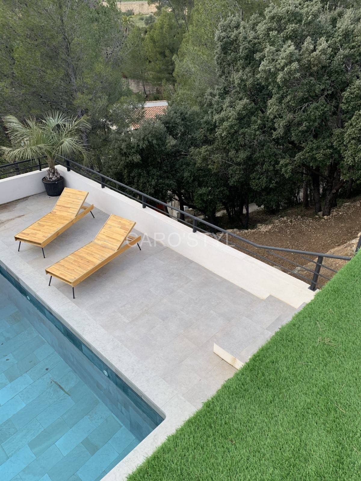 Plage de piscine limestone 40X80 cm grise dans le Var Lavandou