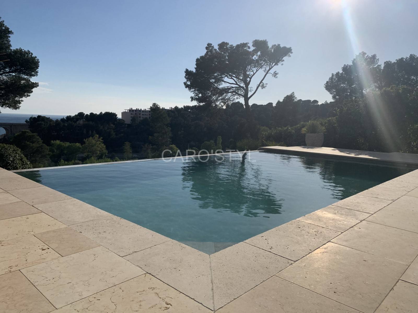 Carrelage sable de phuket et plage de terrasse en travertin  à Marseille