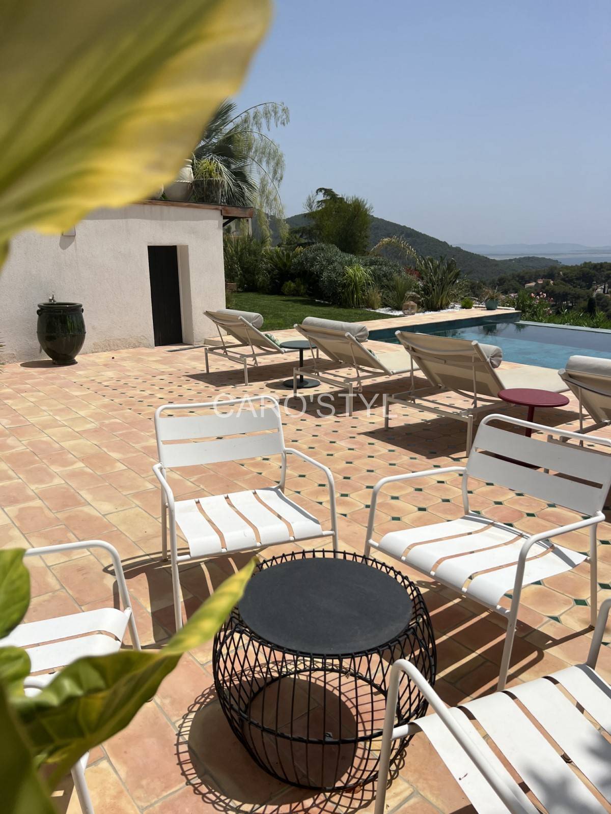 Carreaux en terre cuite artisanale pour sols extérieurs dans le 83