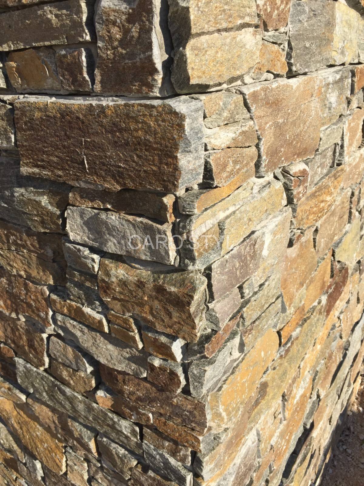 Angle sortant en pierre de parement méditerranée, près de La  Garde 83130 Var