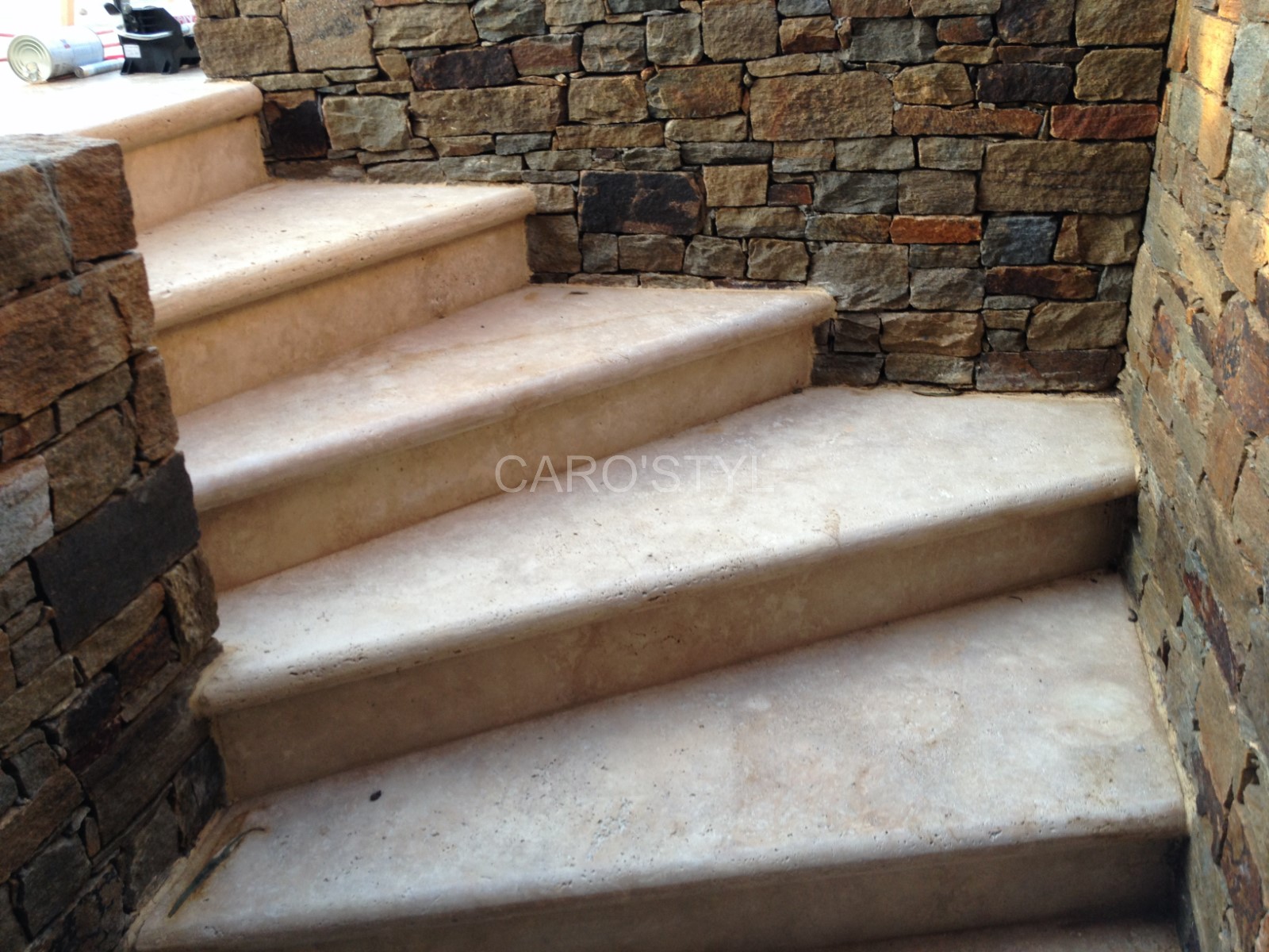 escalier sur mesure en pierre naturelle travertin, proche avignon,84