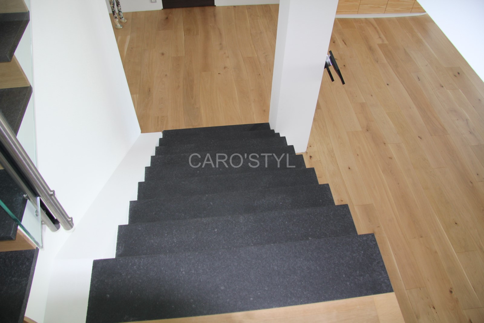 escalier sur mesure en pierre naturelle noire, proche nice,06