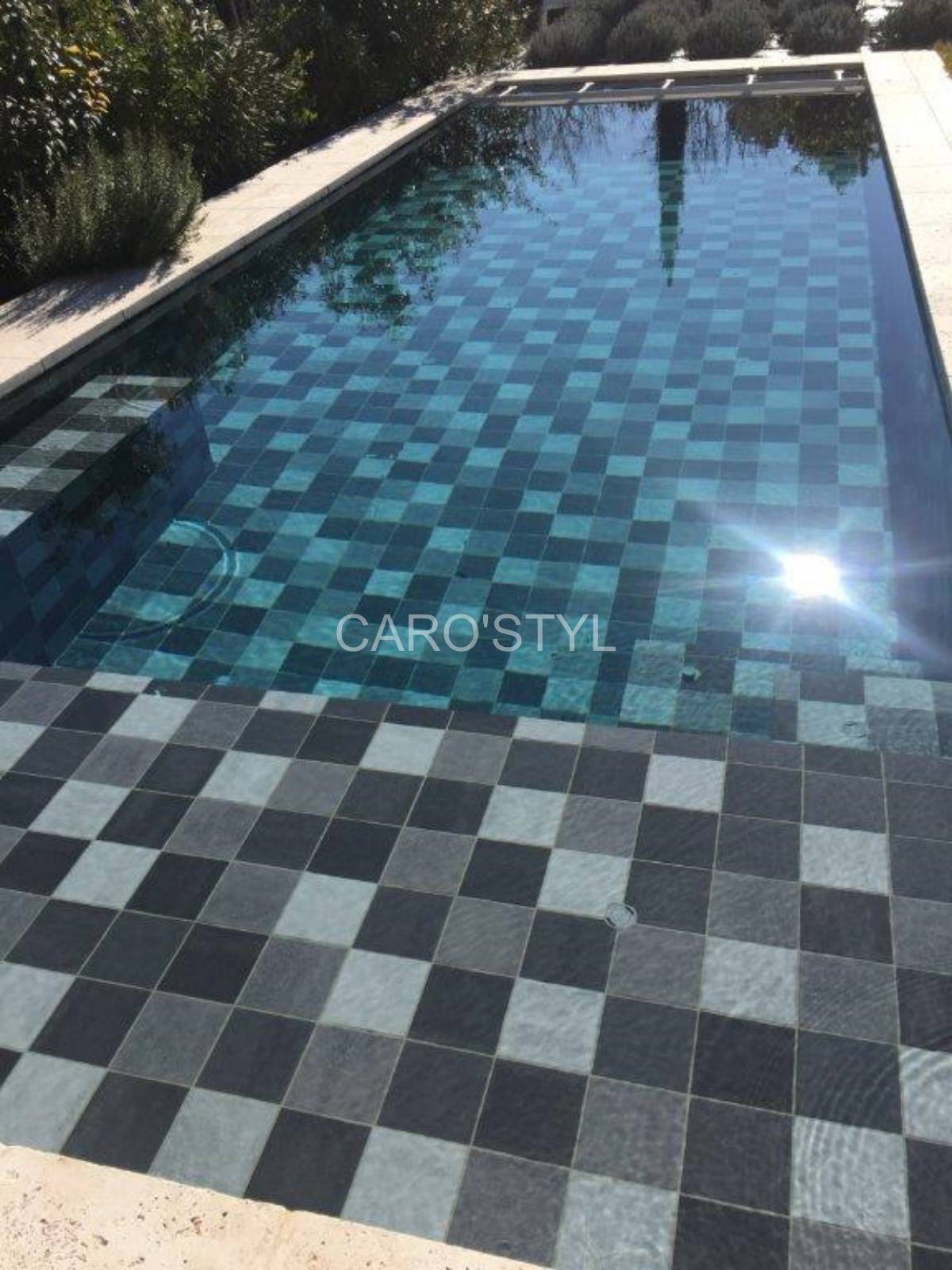 Carrelage au camaïeu gris pour une piscine dans le Var