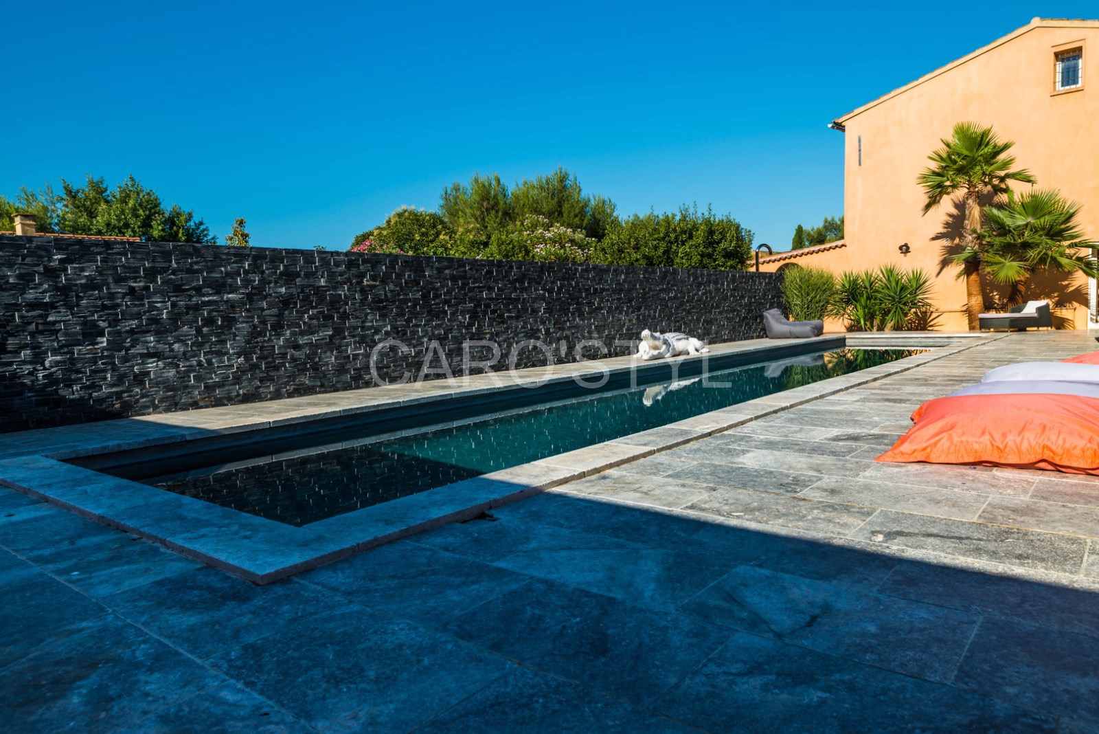 un projet en pierre travertin gris