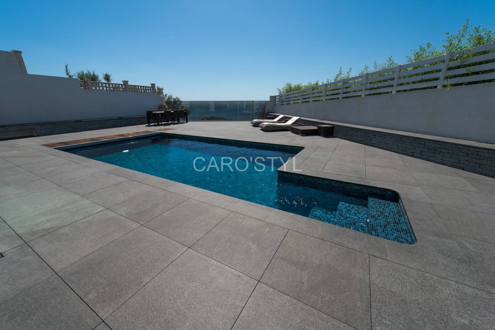 Terrasse de piscine antidérapante en pierre naturelle noire, vers les Arcs 83460 Var