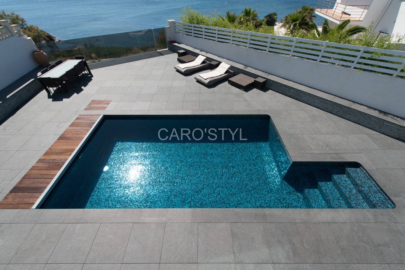 Plage de piscine en pierre naturelle anthracite, près de Saint-Tropez 83990 Var