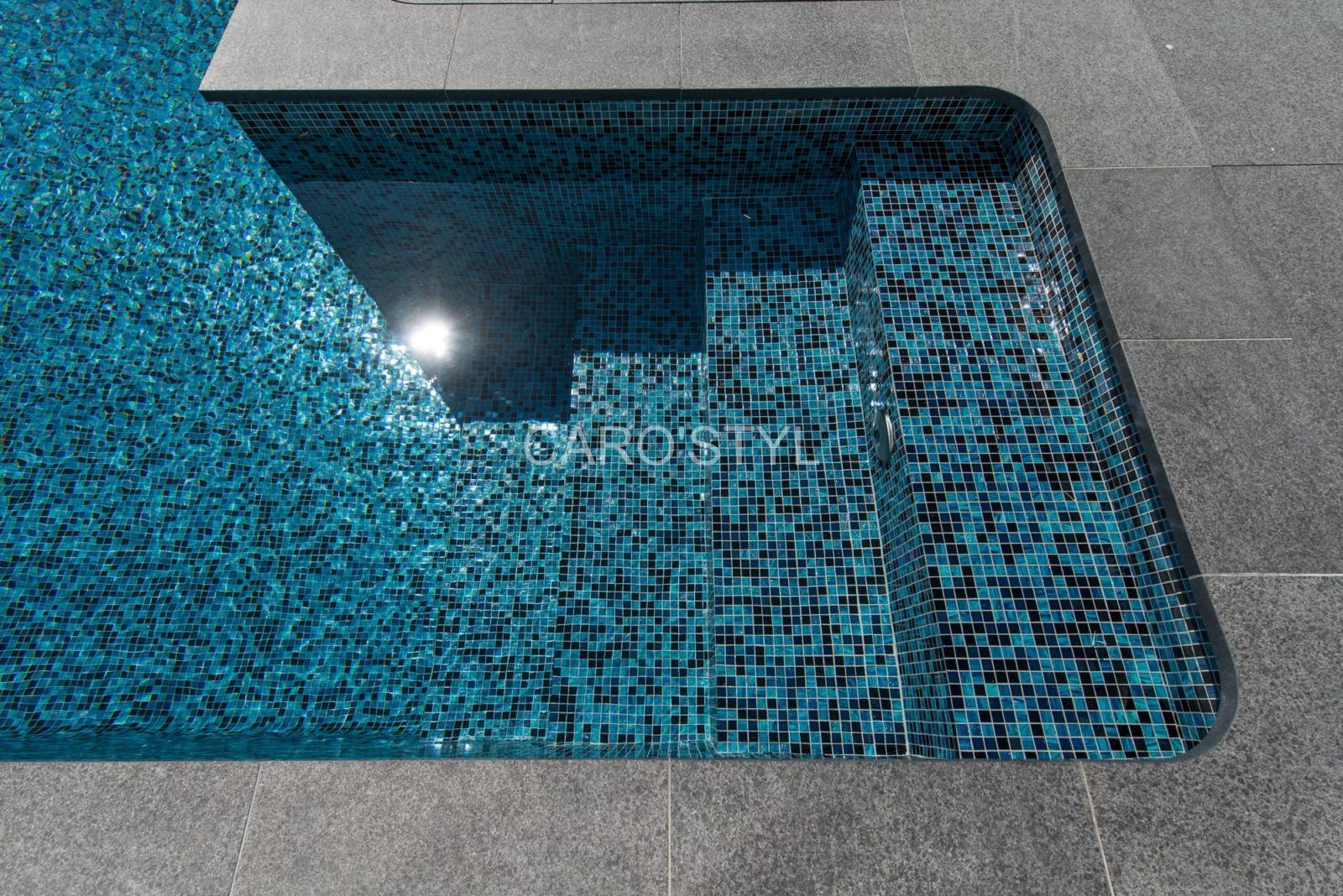 Margelle en pierre volcanique noire, au Beausset 83330 Var