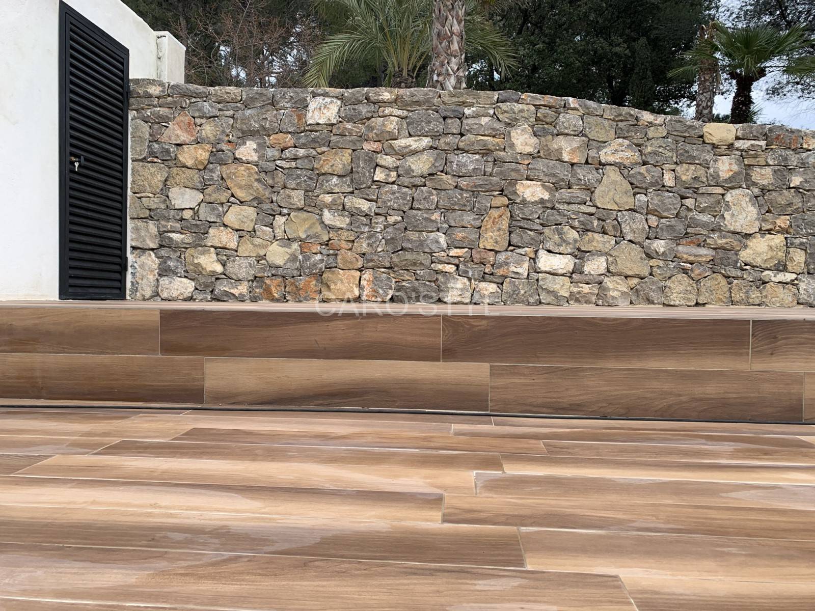 Carrelage effet bois naturel Alpine Noce, avec la pierre de la Cadière La ciotat