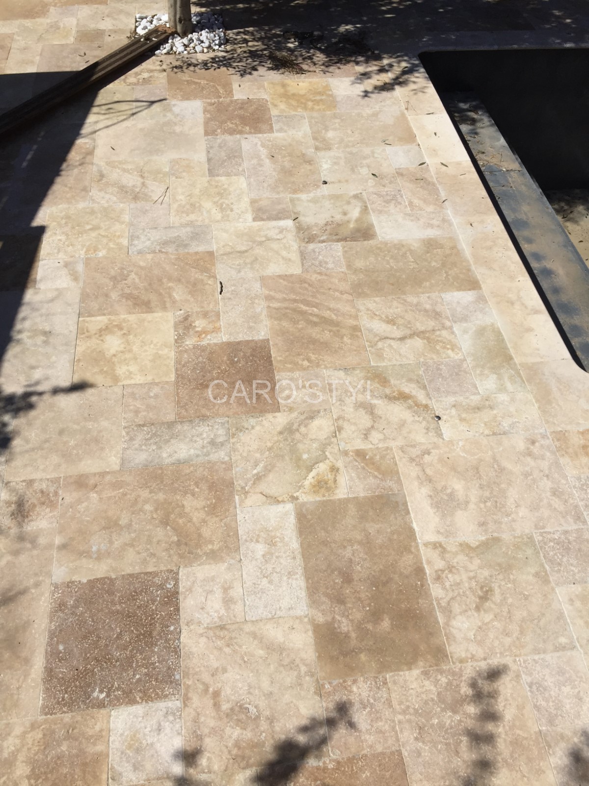 Vente flash pour ce carrelage en pierre travertin mix color près de Bandol 83150 Var