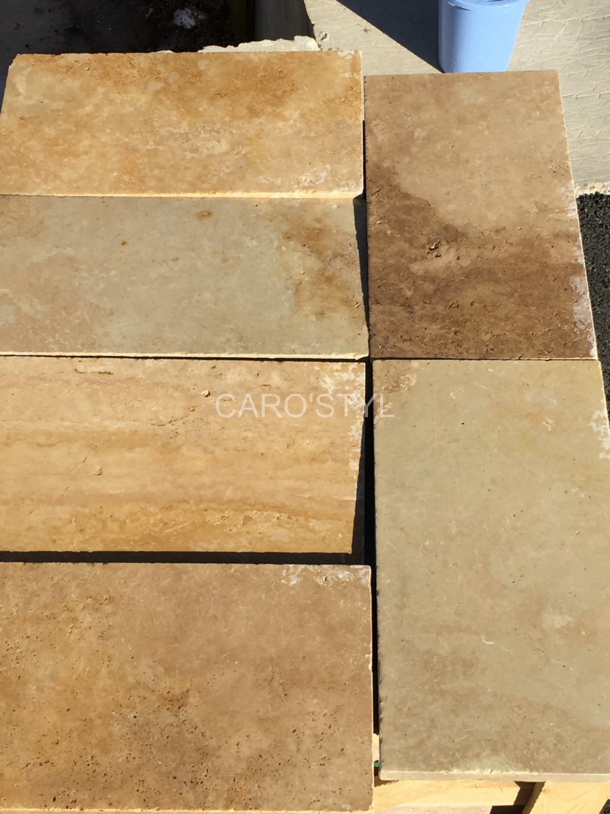 margelle en pierre naturelle de travertin mix color, beige, mouillée, pas cher, près de hyères 83400 var