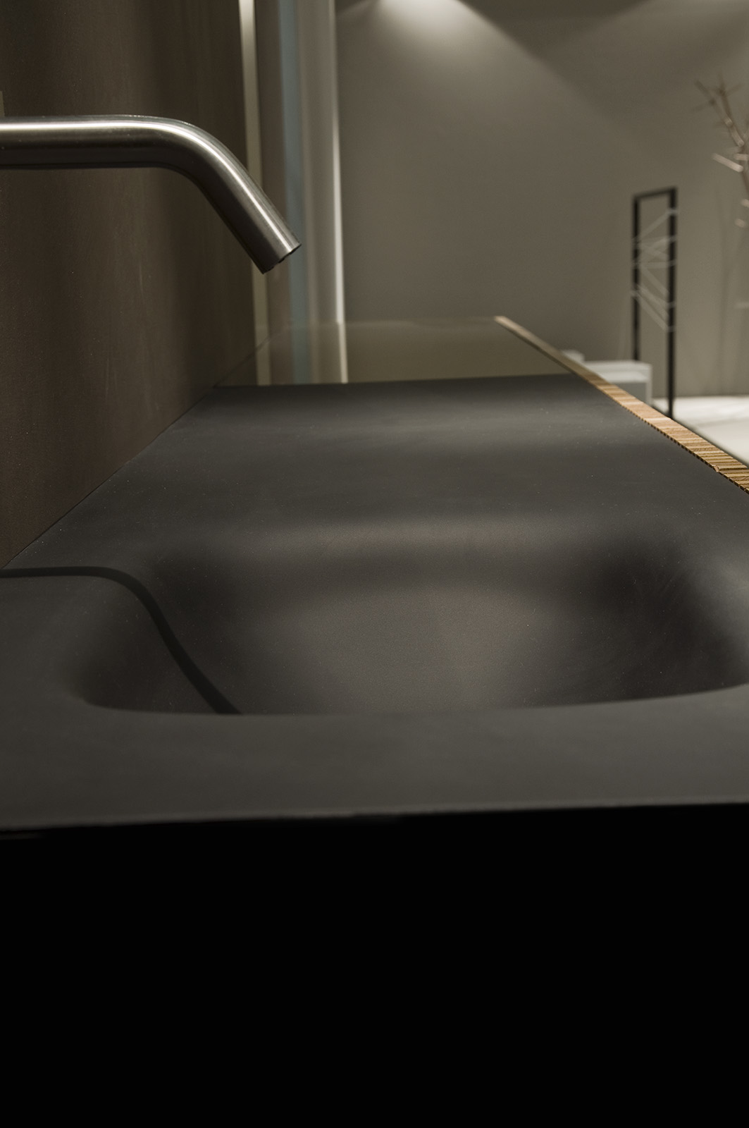 meuble salle de bains avec plan vasque en verre noir sablé près de hyères 83400 var