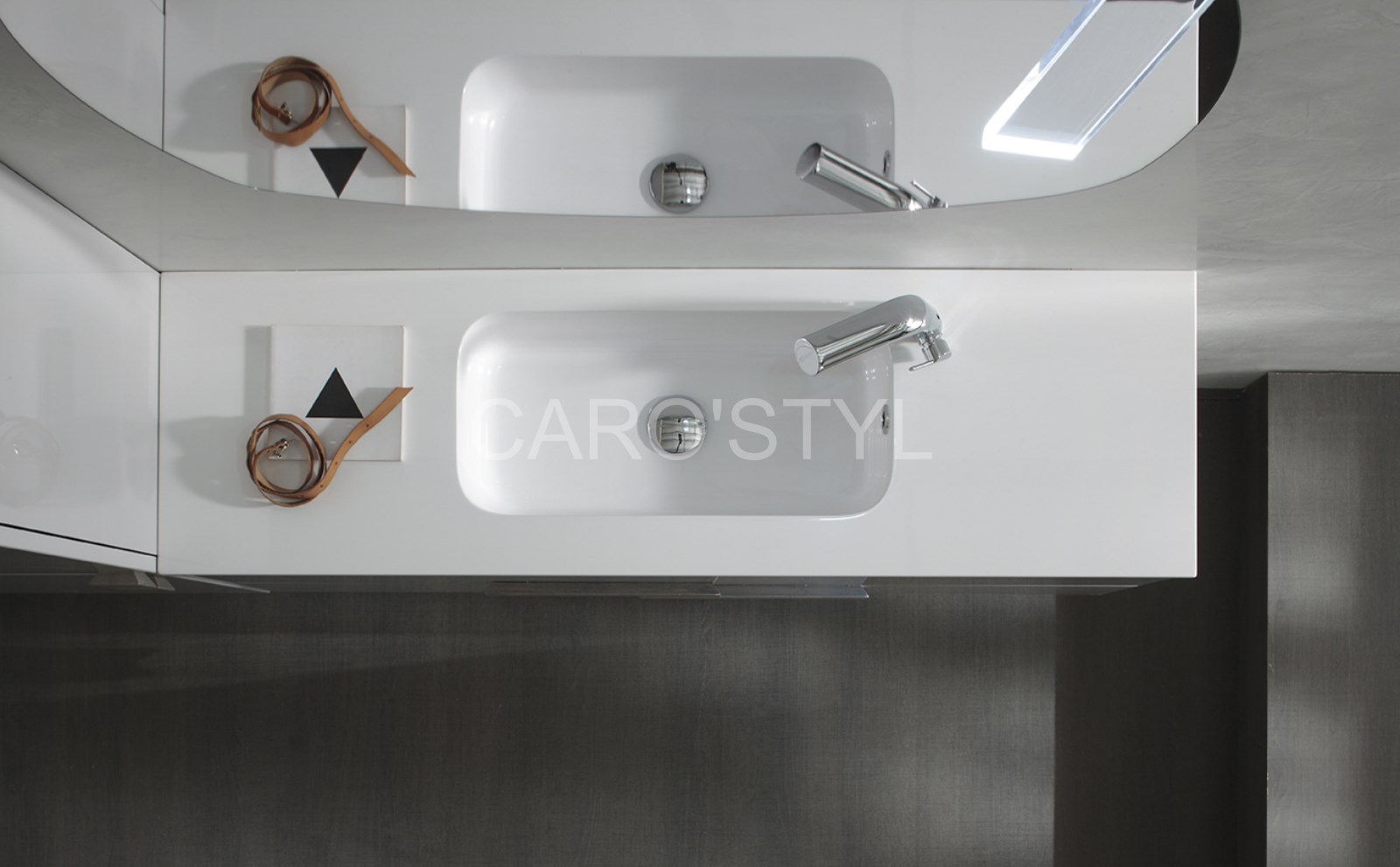 Plan vasque intégré sur meuble de salle de bains suspendu près de Ollioules 83190 Var