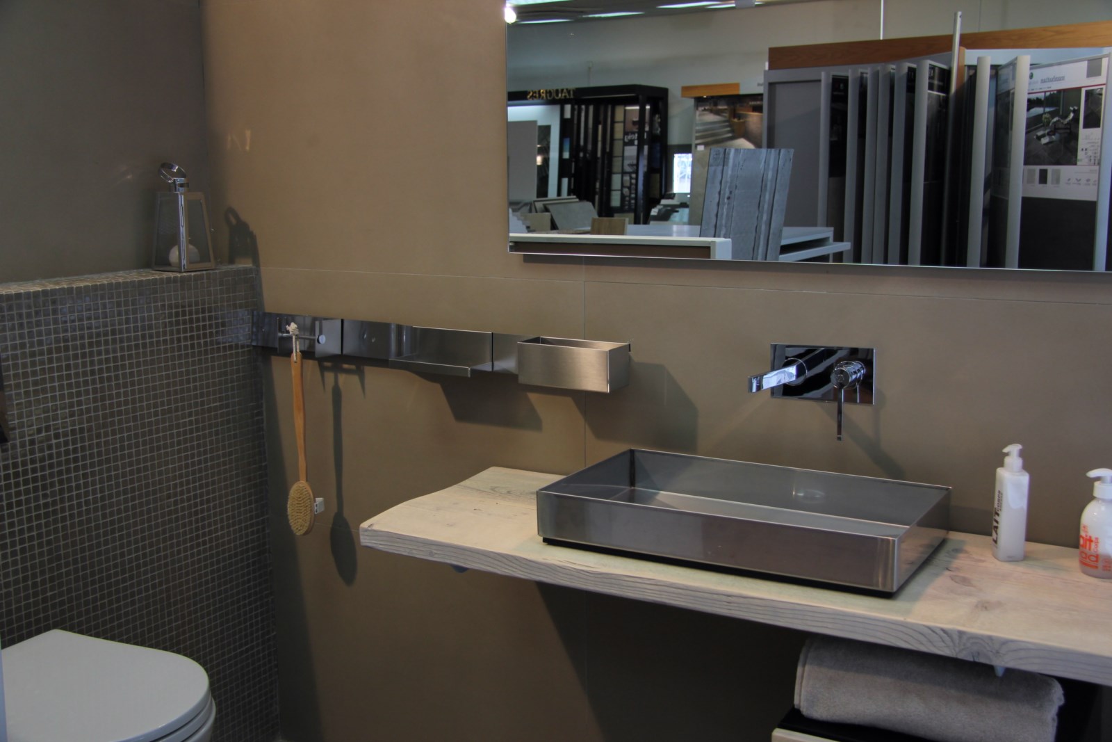 salle de bains en carrelage effet béton ciré de casa dolce casa, près de paris 75 ile de france