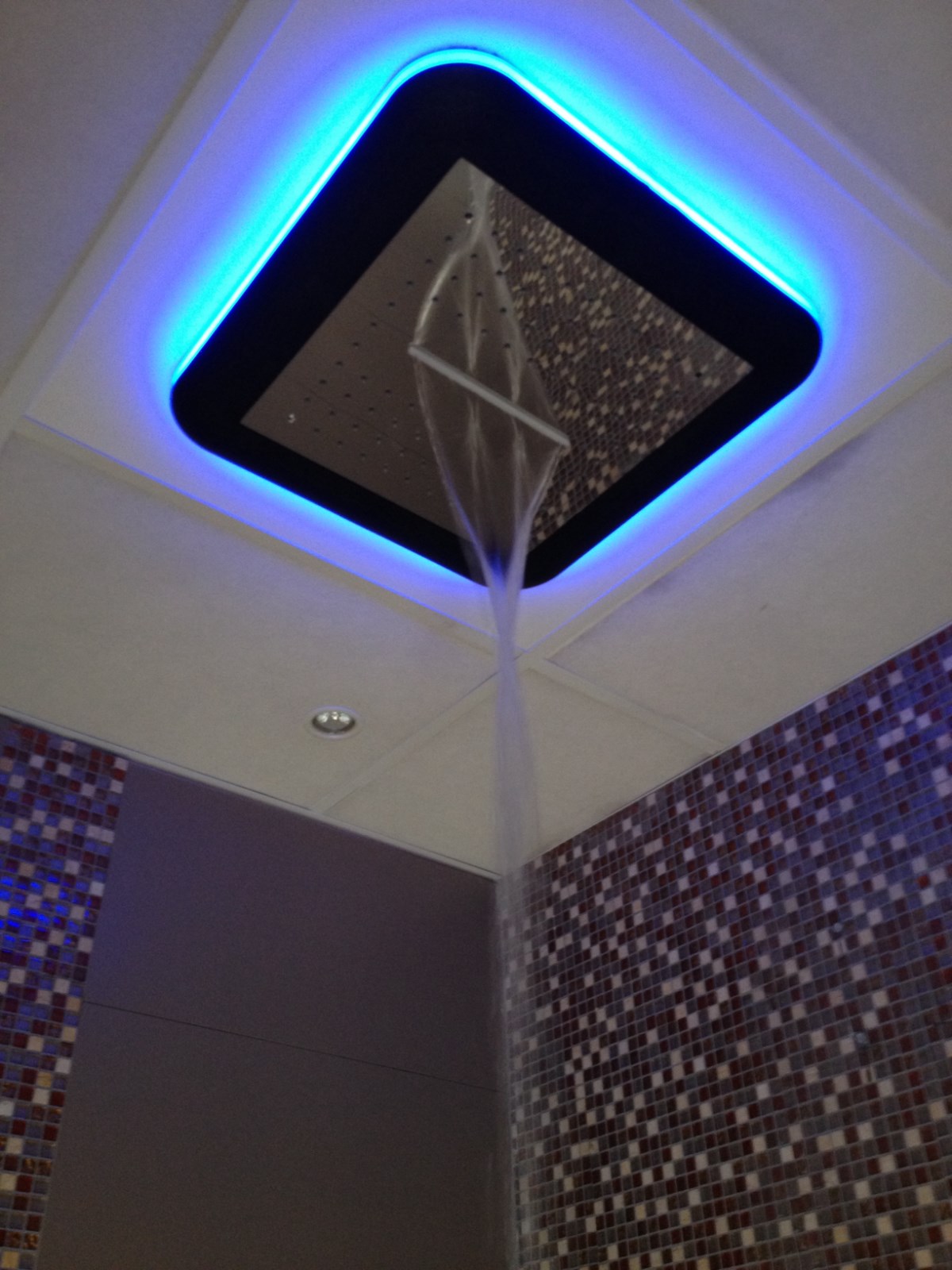 douche de pluie encastrable avec chromothérapie, près d'avignon 84 vaucluse