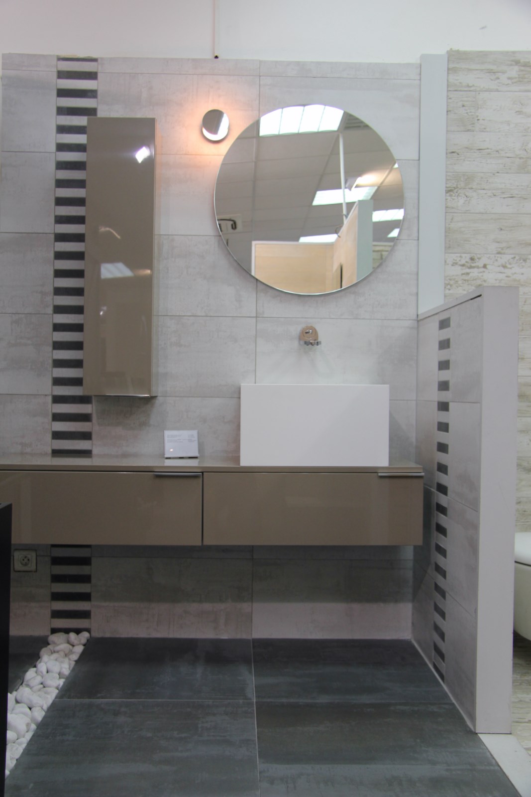 Meuble suspendu en laque, près de Gémenos 13 Bouches du Rhône