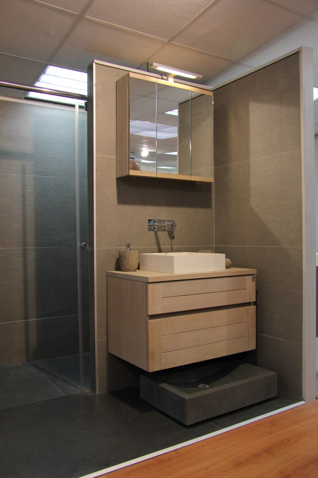 Meuble de salle de bains suspendu en chêne massif, près de Draguignan 83 Var