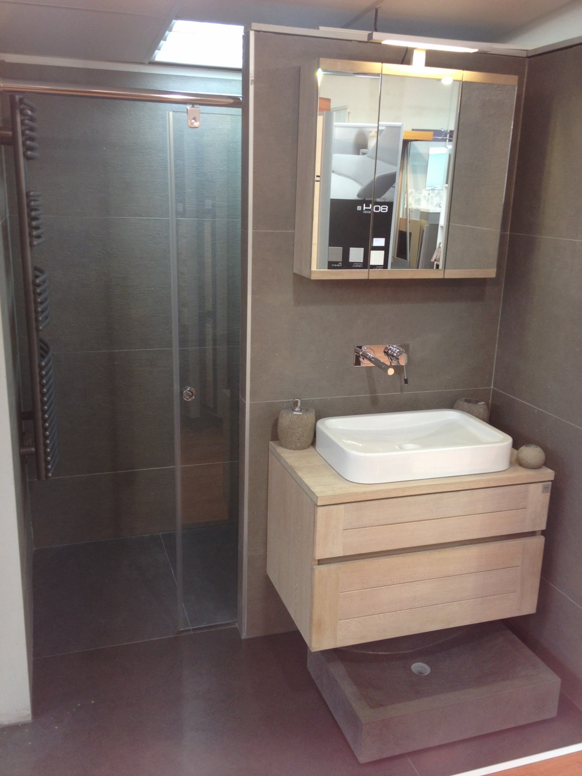 Meuble en chêne massif et son miroir pour salle de bains effet SPA, près de Saint-Raphaël 83700 Var