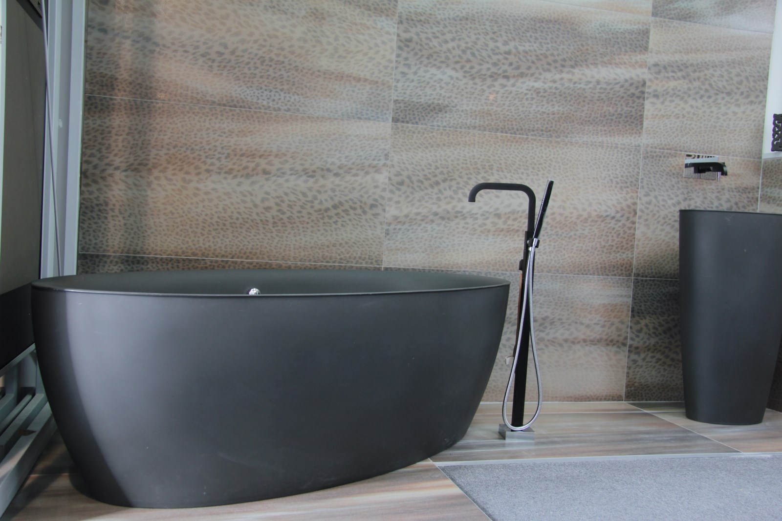 Salle de bains en carrelage imitation léopard, près de chateauroux 36 Indre