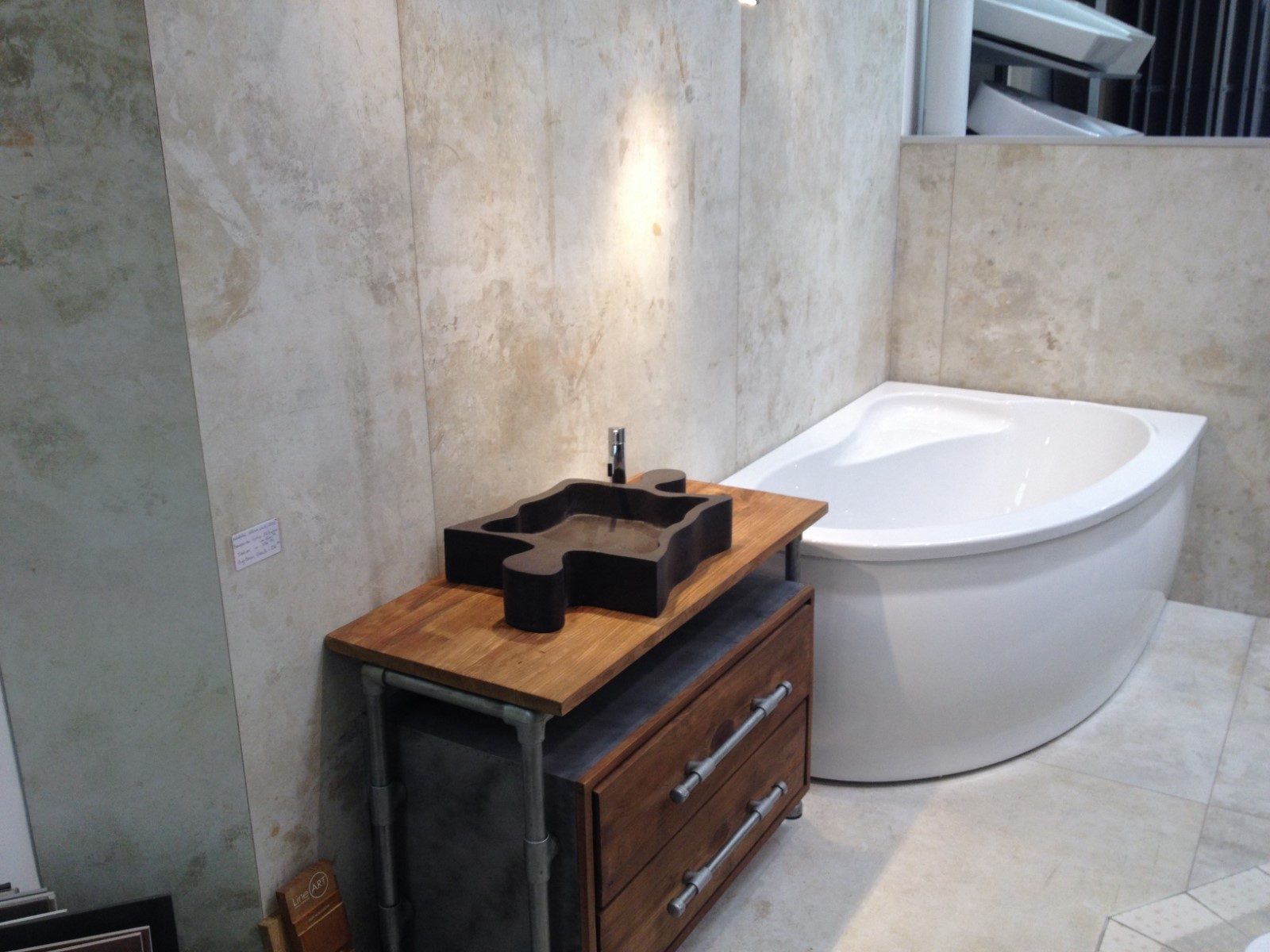 Une salle de bain,dans un atelier de peinture, à aubagne 13 bouche du rhône