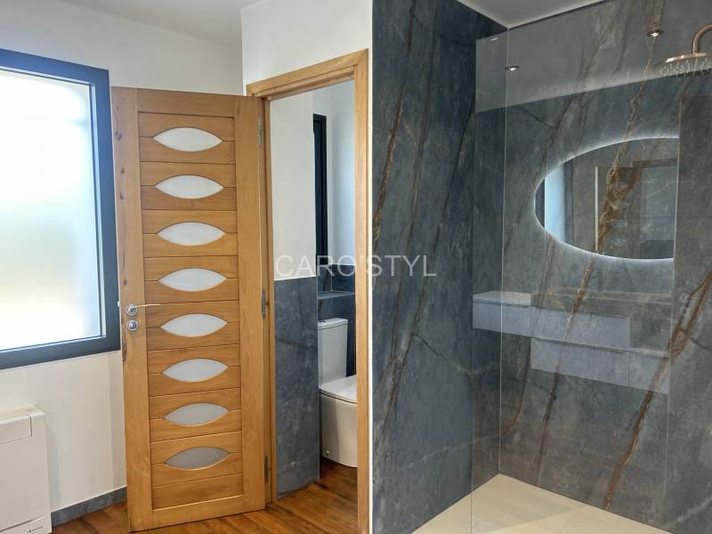 Carrelage en grès cérame azure inspiration marbre à Montpellier 