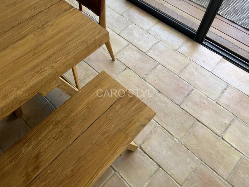 Carreaux en 22x36cm avec aspérités liées à la fabrication manuelle pour un logement dans le Var