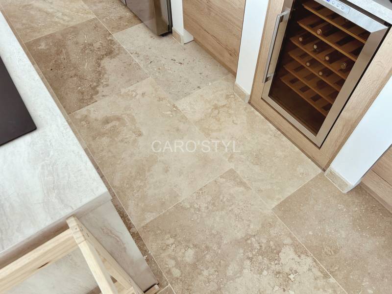 Aménager son intérieur avec une pierre naturelle en travertin dans le 83