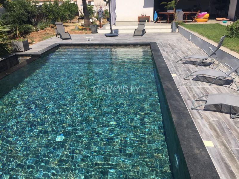 margelle de piscine en pierre de lave noire,proche deauville,calvados,14