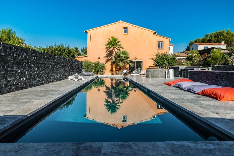 margelle en pierre naturelle vieillie pour piscine proche de bandol 83150 var